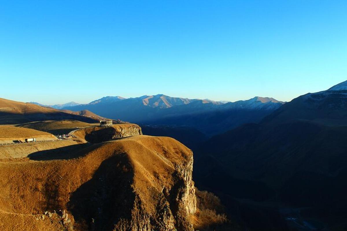 una vista di una montagna con delle auto sopra