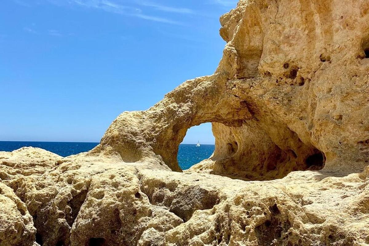 pembentukan batu di pantai dengan latar belakang lautan