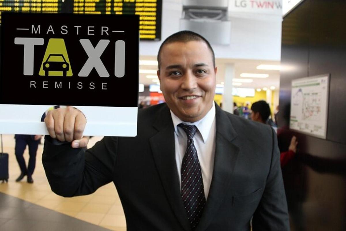 un uomo in giacca e cravatta che tiene in mano un cartello con la scritta "remissione del master taxi"