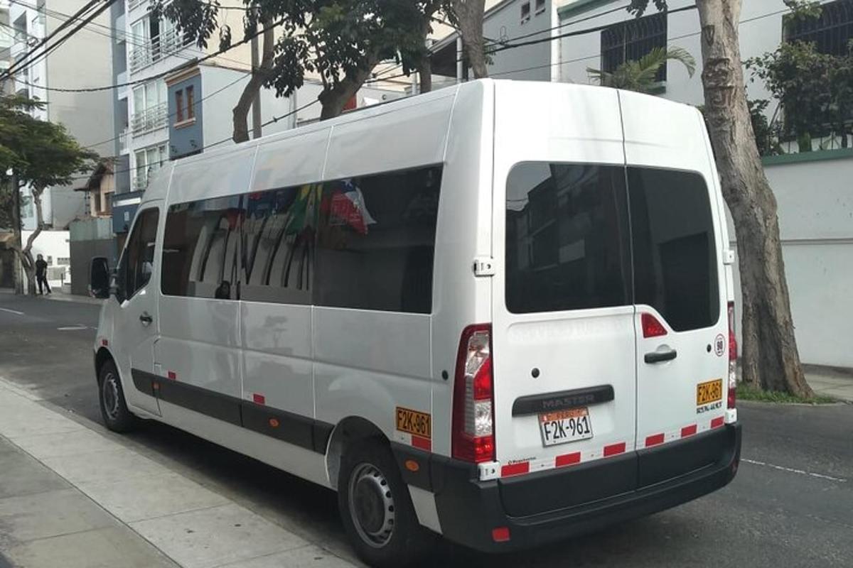 bel kombi parkiran ob strani ulice