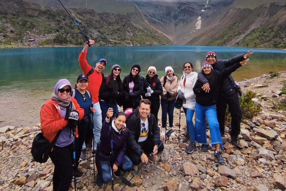 sekumpulan orang bergambar di hadapan sebuah tasik