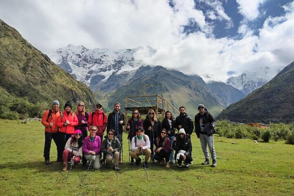 sekumpulan orang bergambar di hadapan gunung