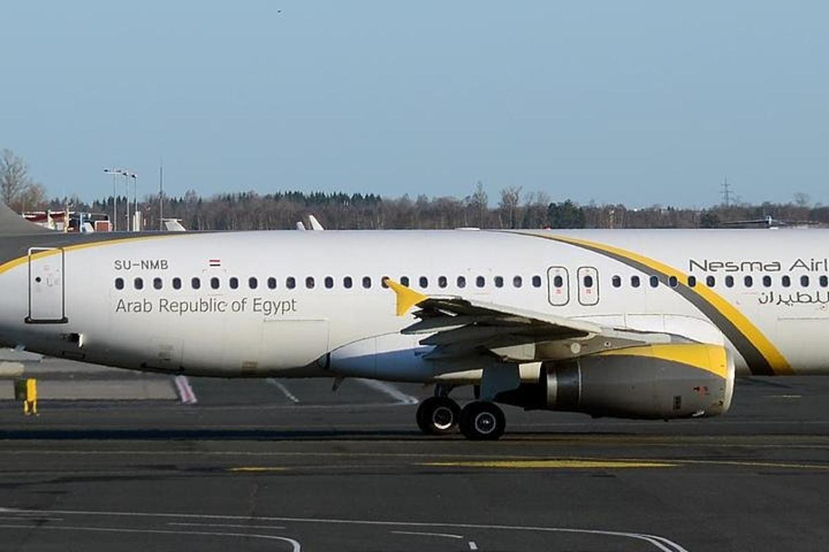 un aereo fermo sulla pista di un aeroporto