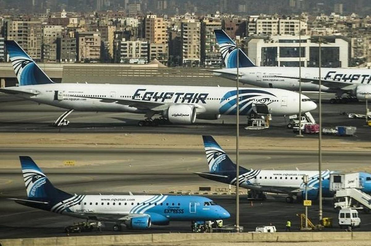 tre aerei parcheggiati sulla pista di un aeroporto