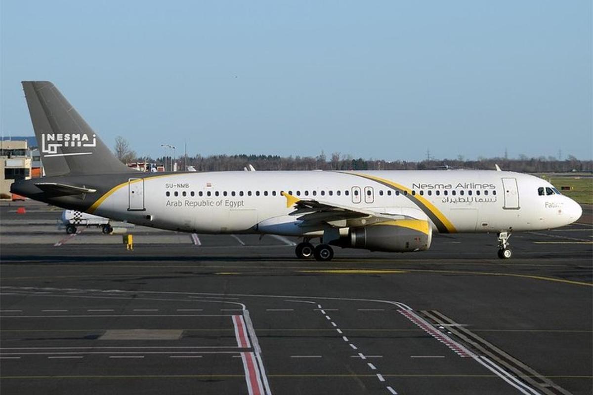 un aereo fermo sulla pista di un aeroporto