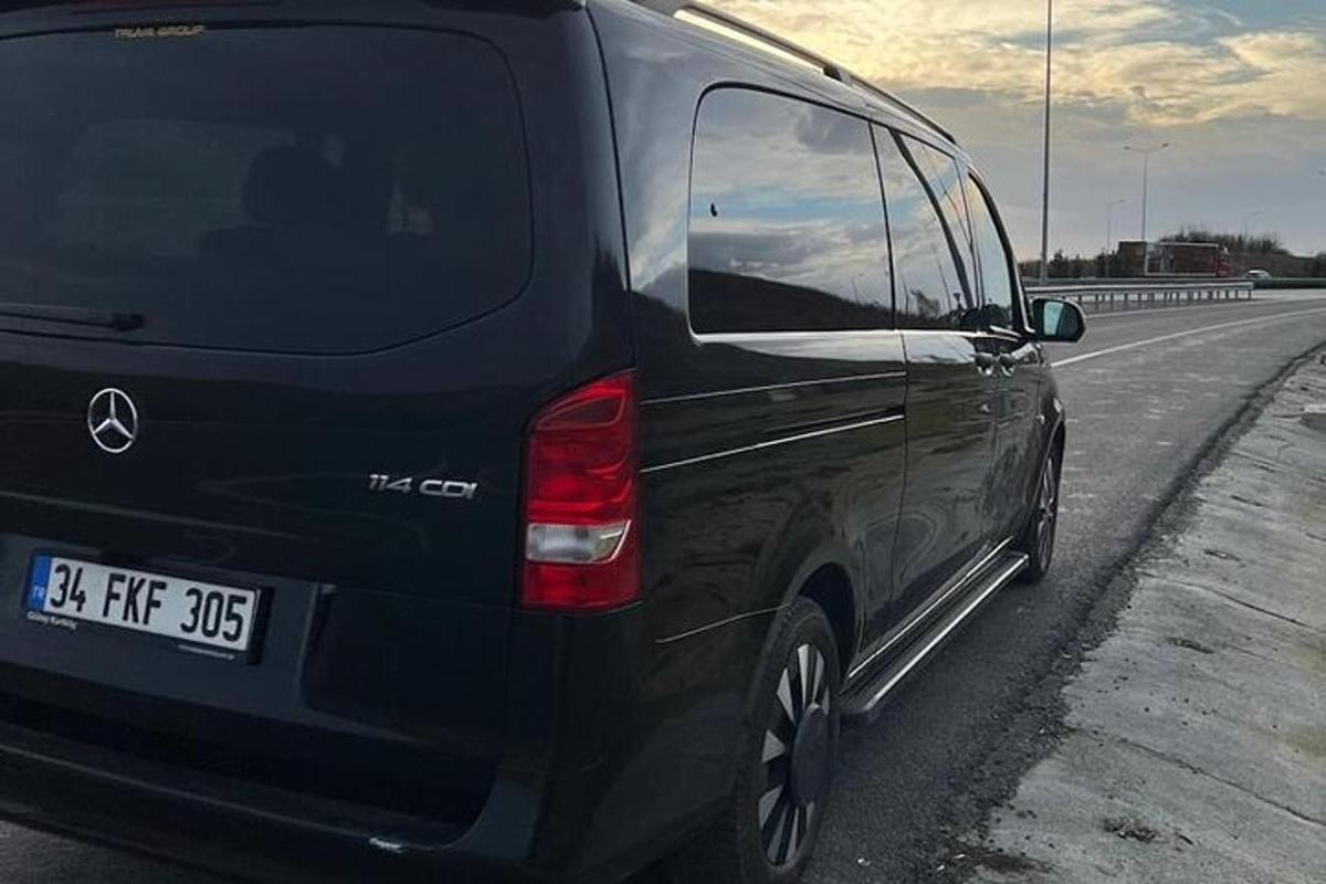 černá dodávka zaparkovaná na kraji silnice