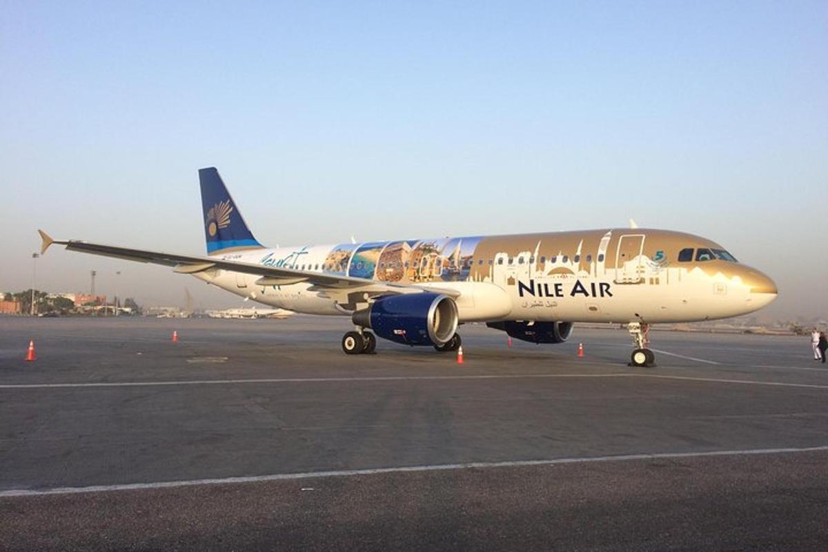 um avião parado na pista de um aeroporto