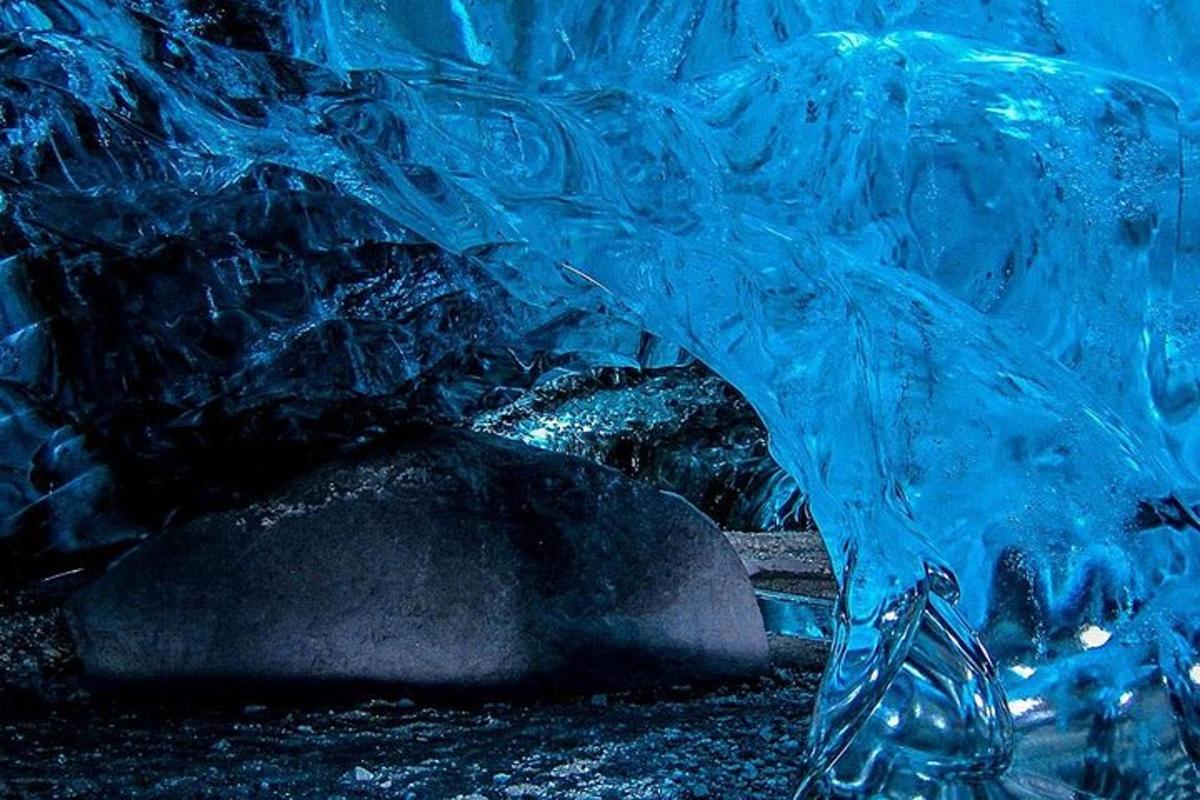falešná ledová jeskyně se skálou a skálou