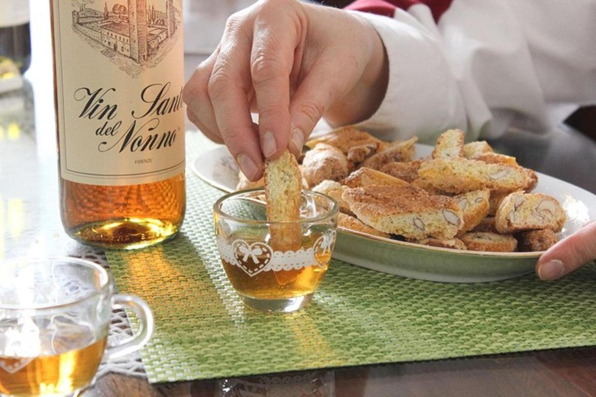 osoba držící krajíc chleba vedle talíře s jídlem
