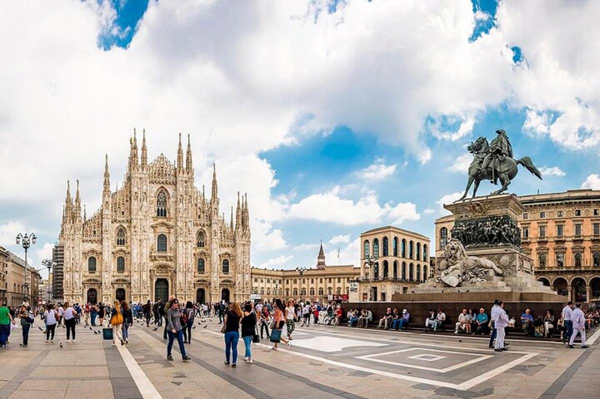 una folla di persone che camminano davanti a un edificio