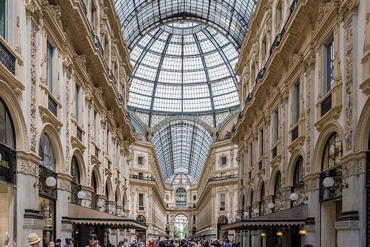 un grande edificio con un soffitto a cupola di vetro con persone al suo interno