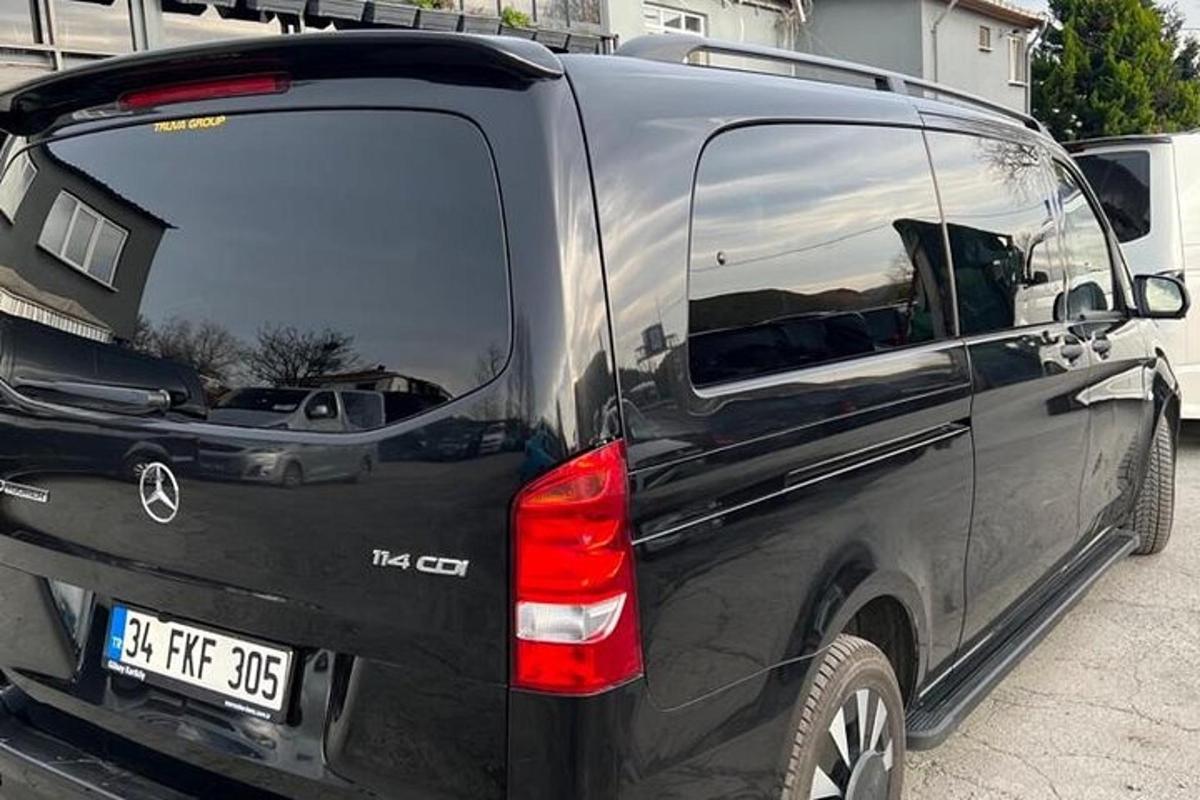 une camionnette noire est garée sur un parking