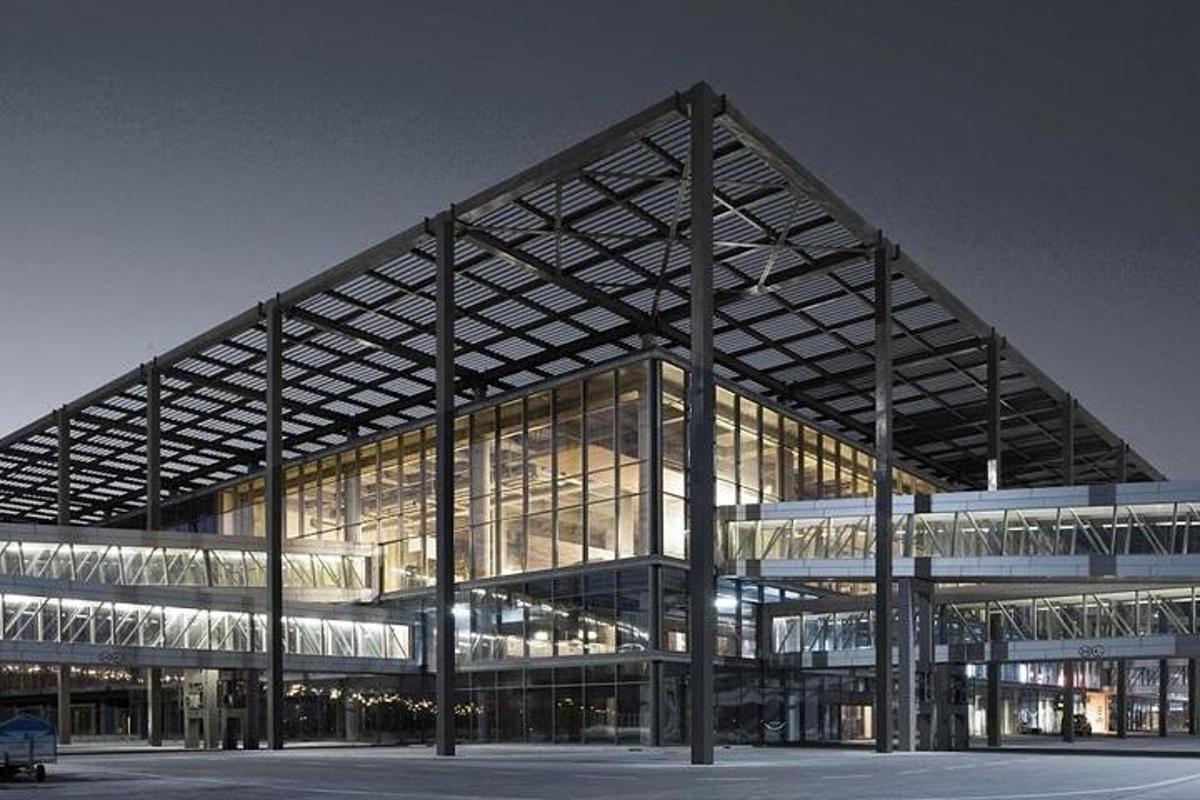 un grand bâtiment en verre avec beaucoup de fenêtres