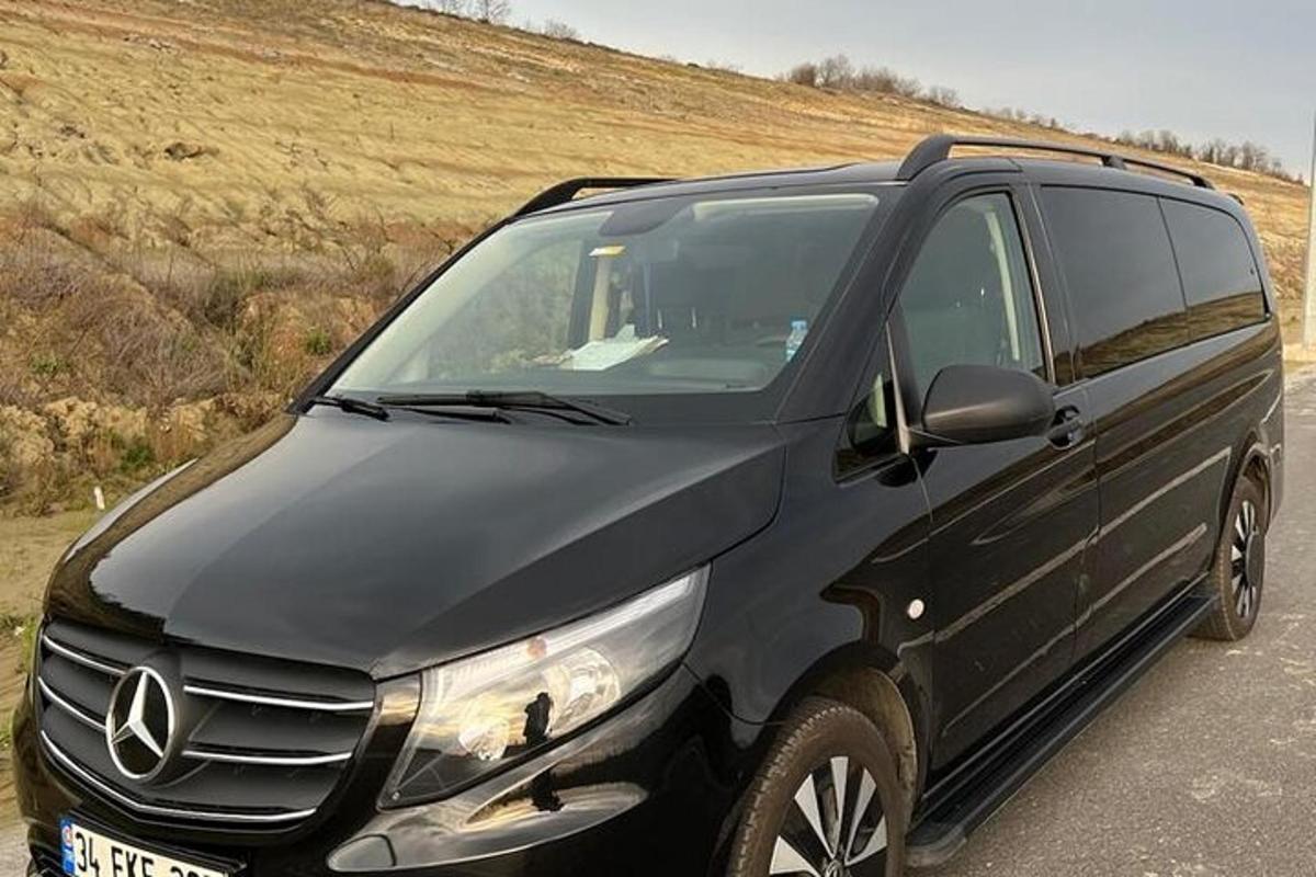 une camionnette noire garée sur le bord d'une route