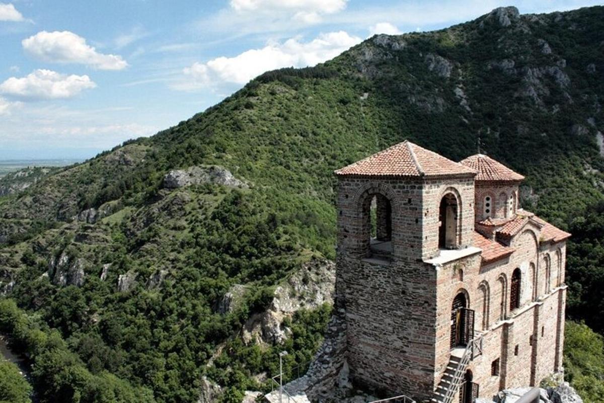 un edificio en la ladera de una montaña