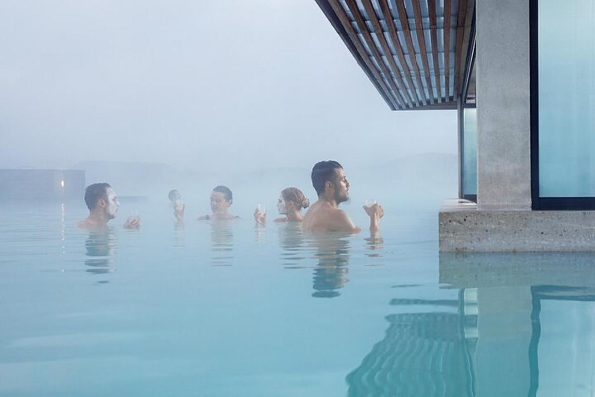 Un grupo de personas en el agua de una piscina.