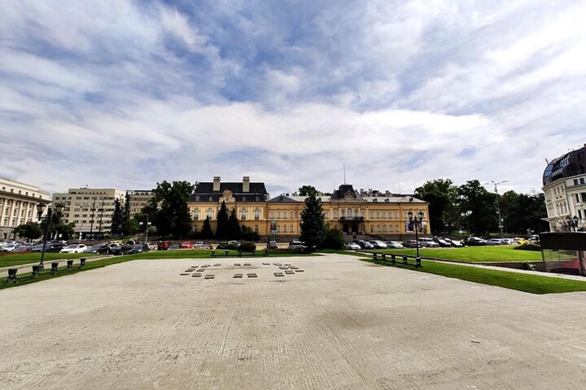 velký park před velkou budovou