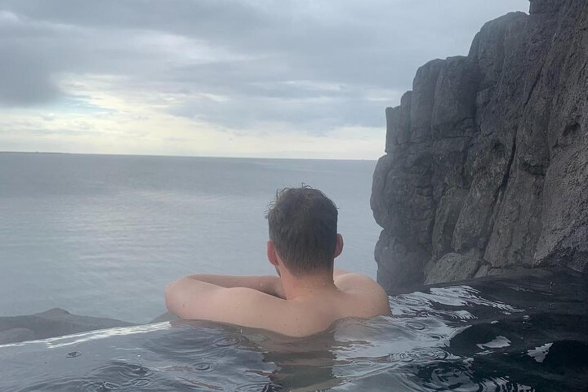 мужчина сидит в джакузи у воды