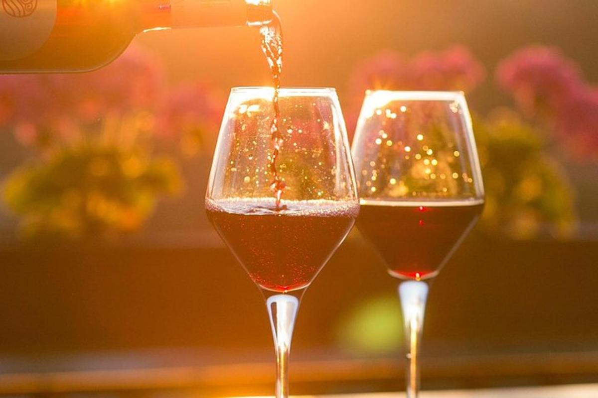 duas taças de vinho sendo servidas uma na outra