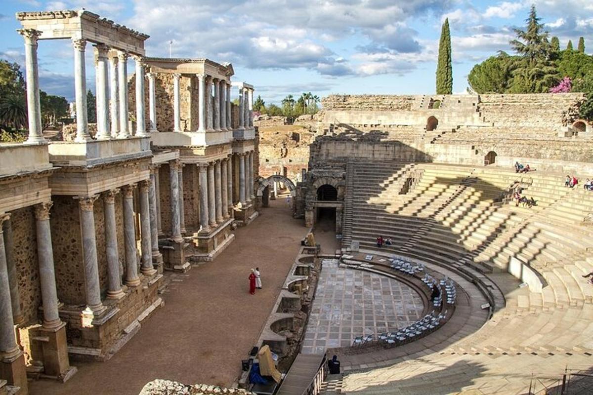 ένα άδειο αμφιθέατρο με ανθρώπους να στέκονται μέσα