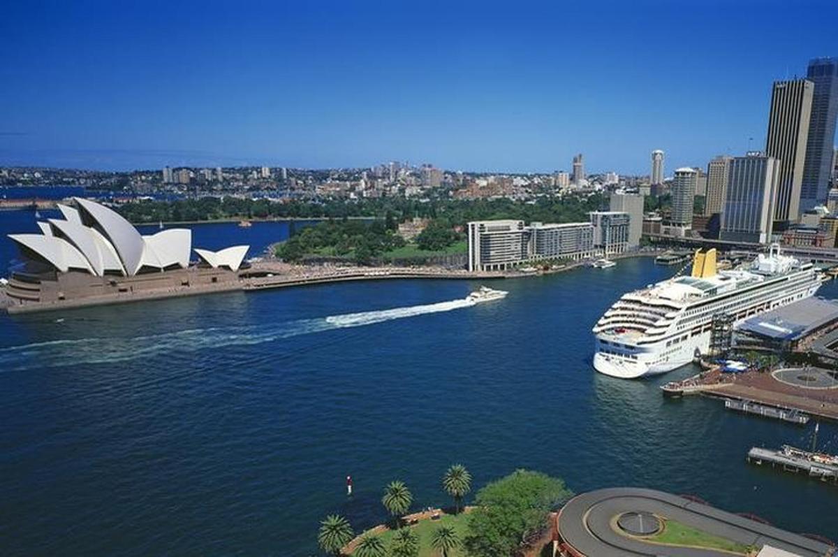 Skemmtiferðaskip í á með Óperuhúsinu í Sydney