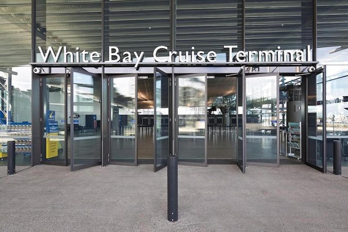 Skemmtiferðahöfnin í White Bay með skilti um skemmtiferðahöfnina í White Bay