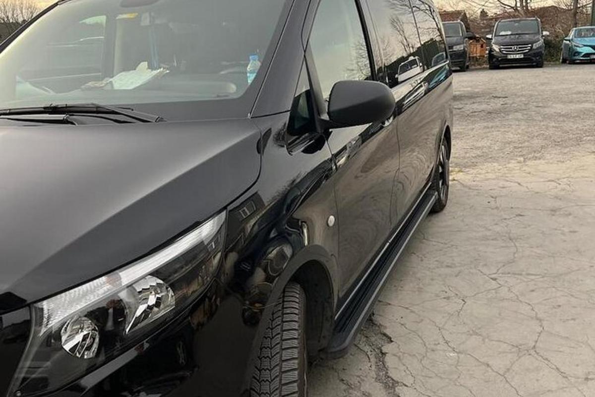 sudrabaina automašīna, kas novietota stāvvietā