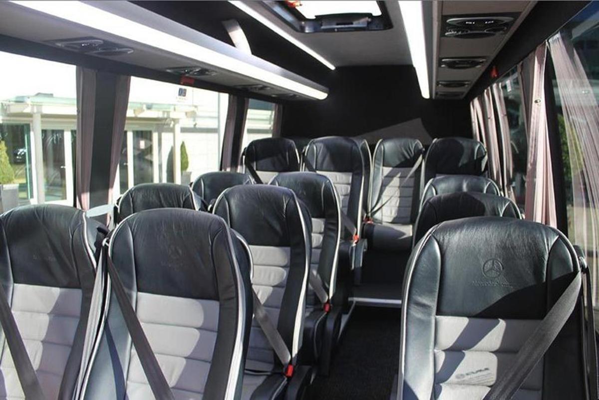 en tom buss med svarte og hvite seter