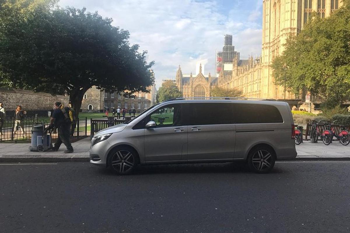 uma van estacionada na beira de uma rua