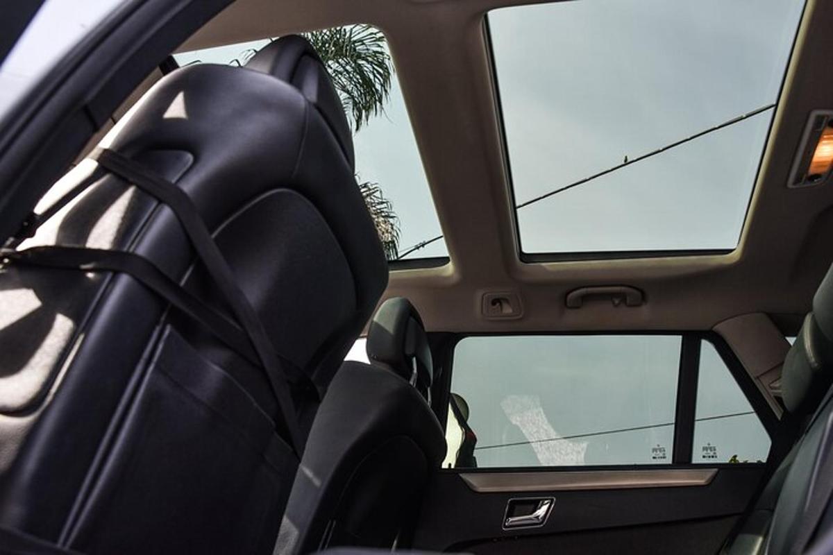 pemandangan tempat duduk belakang kereta