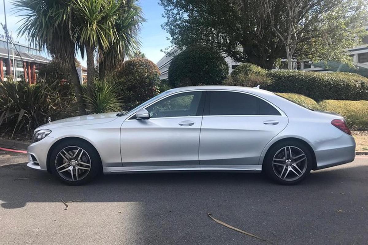 um carro branco estacionado em um estacionamento