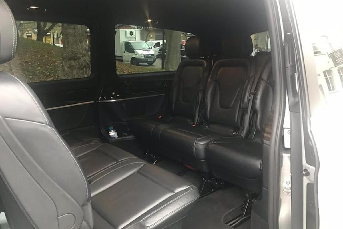 um banco traseiro aberto de um carro com os bancos traseiros
