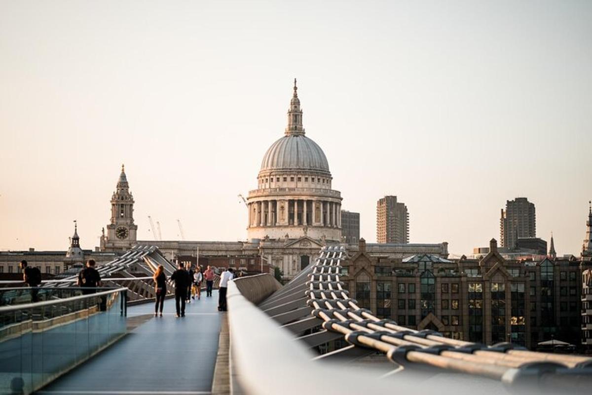 Pohled na most Millennium Bridge v Londýně s katedrálou