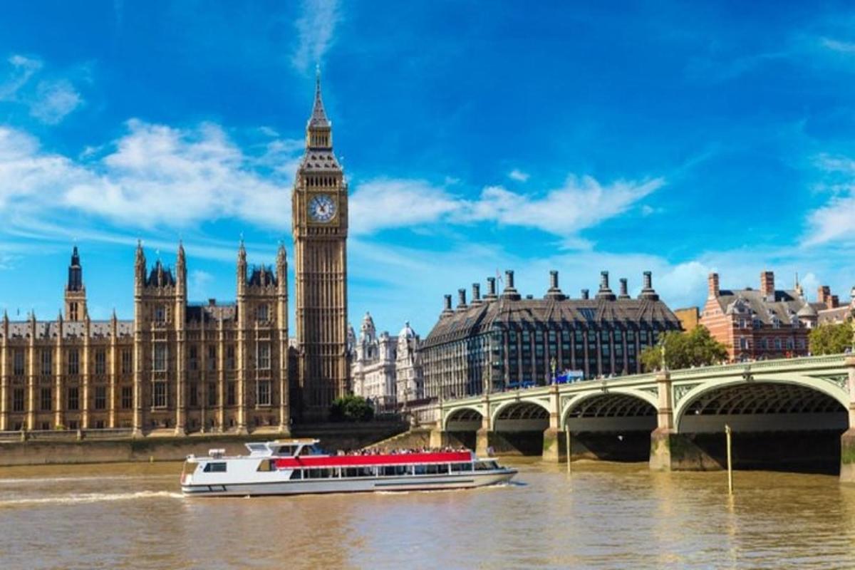 Bátur á ánni fyrir framan Big Ben