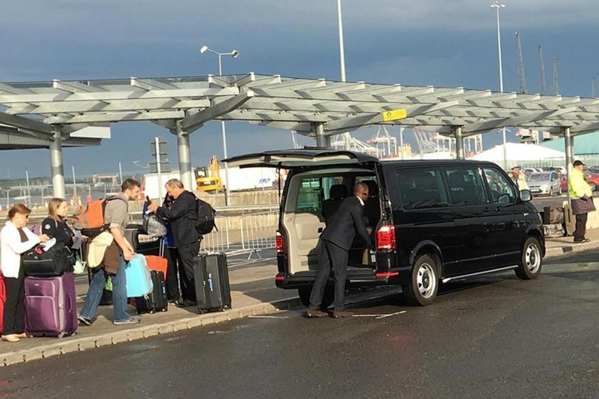skupina lidí vystupujících z černé dodávky