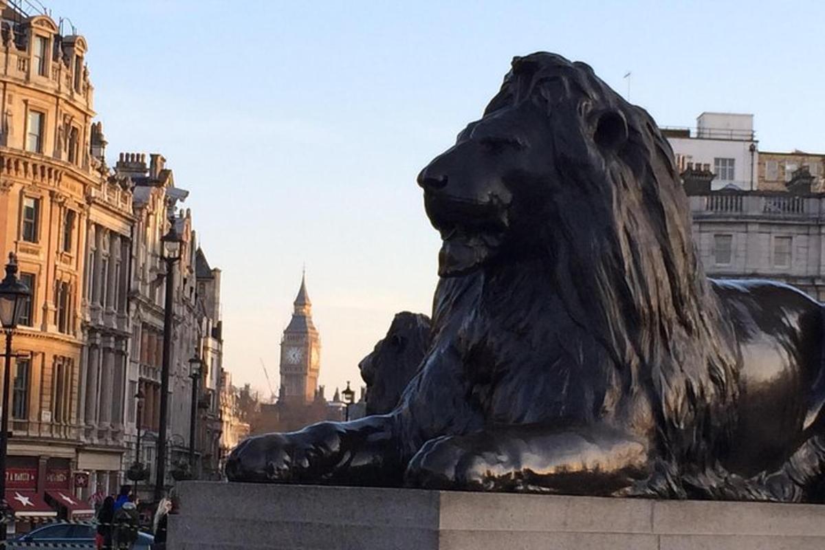 o statuie a unui leu cu Big Ben în fundal