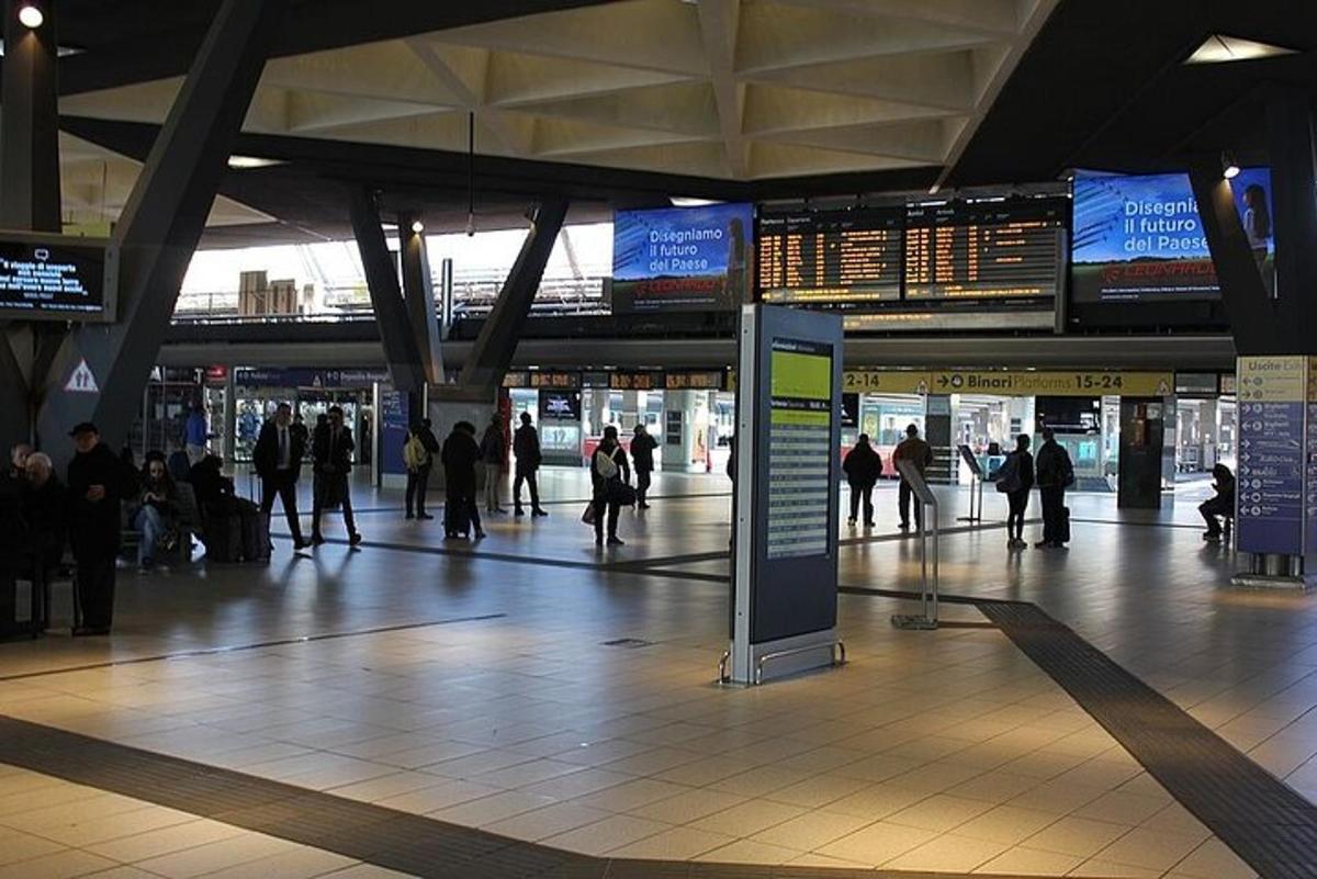 un grup de oameni care se plimbă prin aeroport