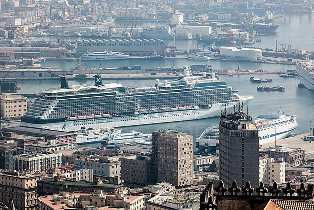 o vedere a unui port cu două nave de croazieră în apă