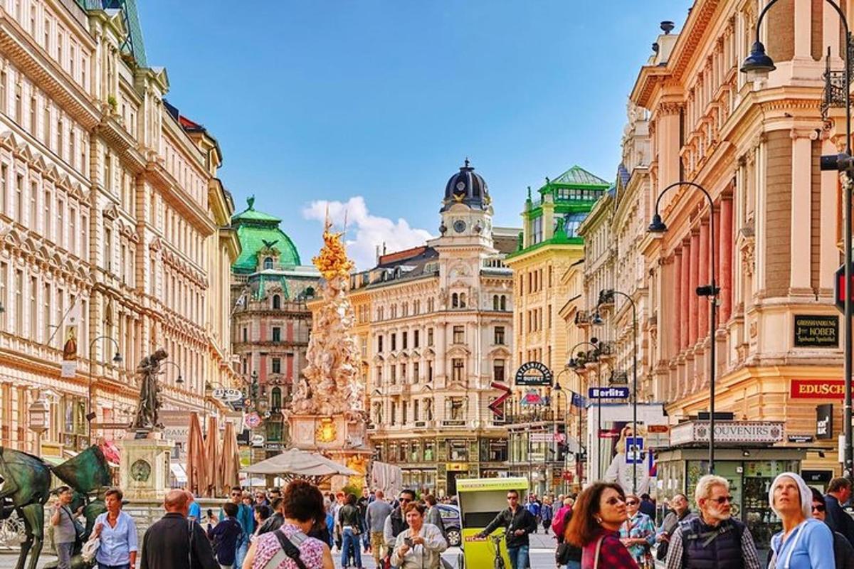 cilvēku pūlis, kas iet pa rosīgu pilsētas ielu