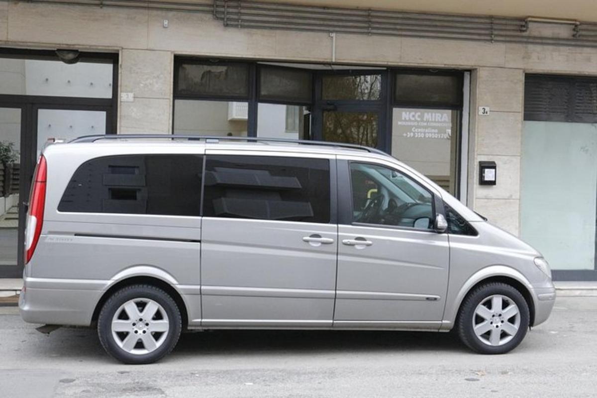 un furgone argentato parcheggiato davanti a un edificio