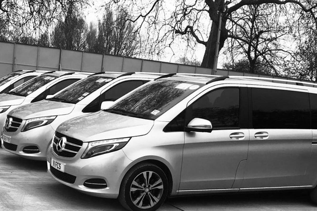 μια σειρά από παρκαρισμένα βαν σταθμευμένα σε ένα πάρκινγκ