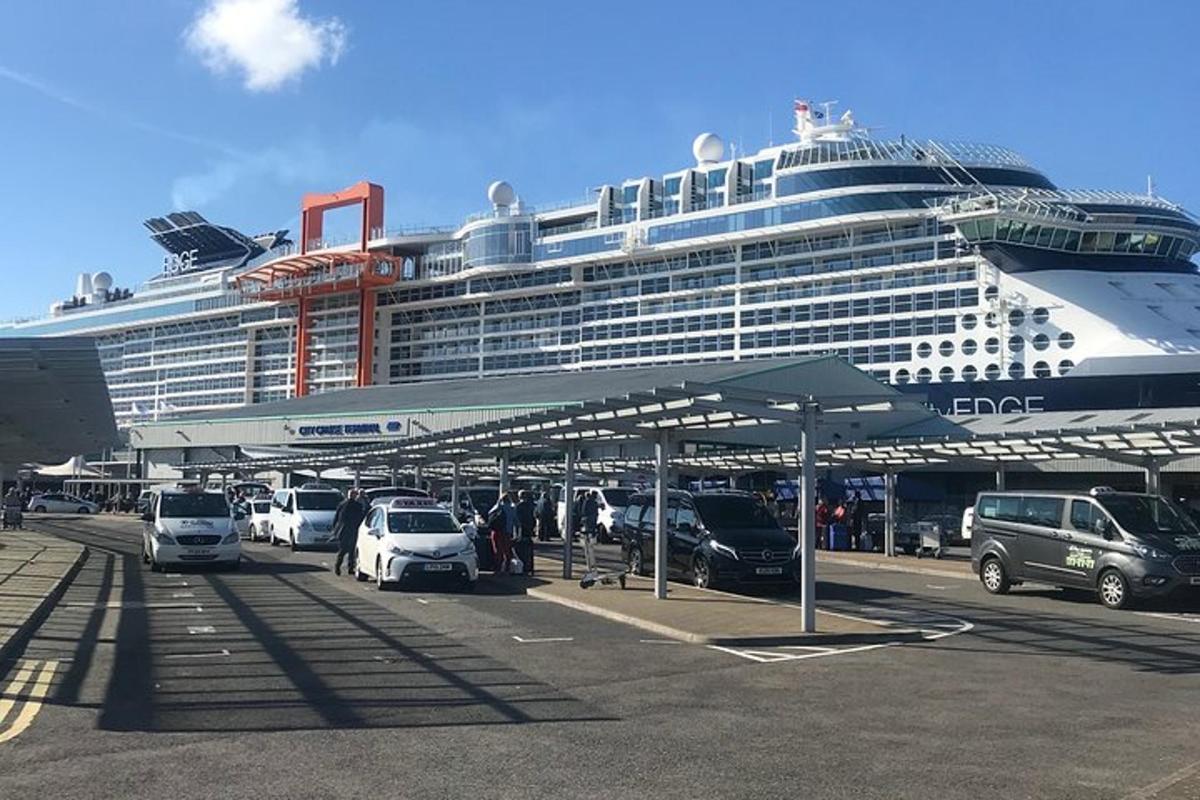 egy óceánjáró kikötött egy parkolóban