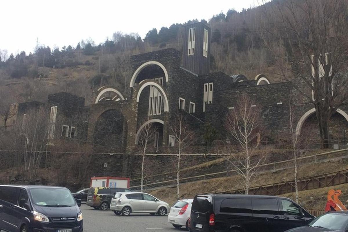 parkirišče z avtomobili parkiranimi pred stavbo