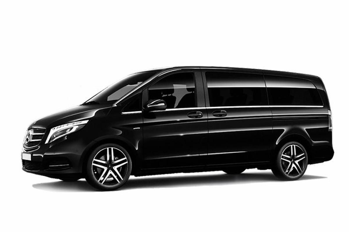 črn kombi parkiran na belem ozadju