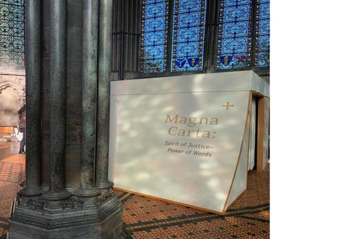 cedule s nápisem maariaria před budovou