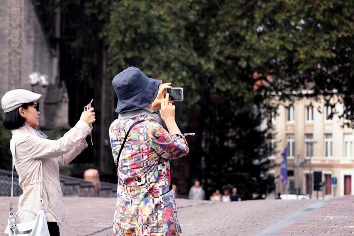 Una mujer tomando una foto de otra mujer con una cámara.