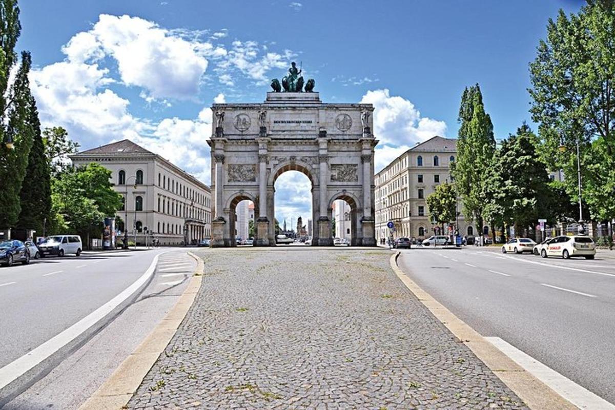 un gran arc al mig d'un carrer de la ciutat