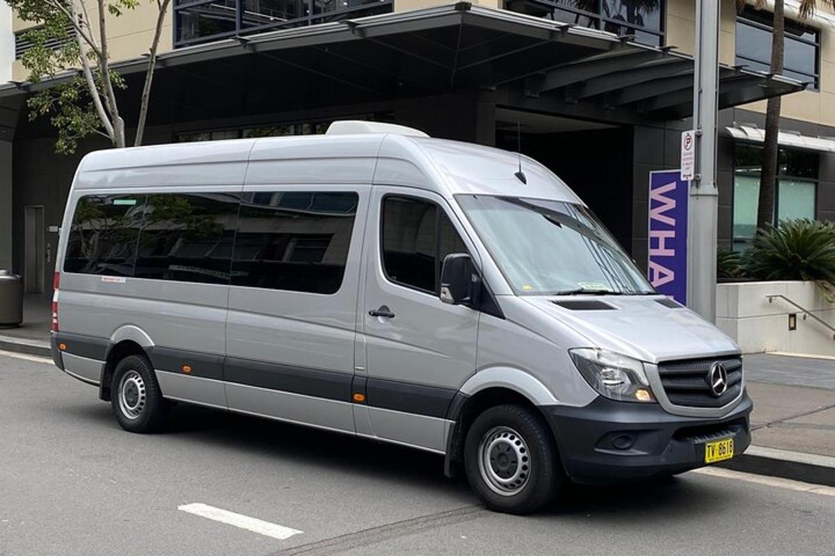 un furgone argentato parcheggiato davanti a un edificio