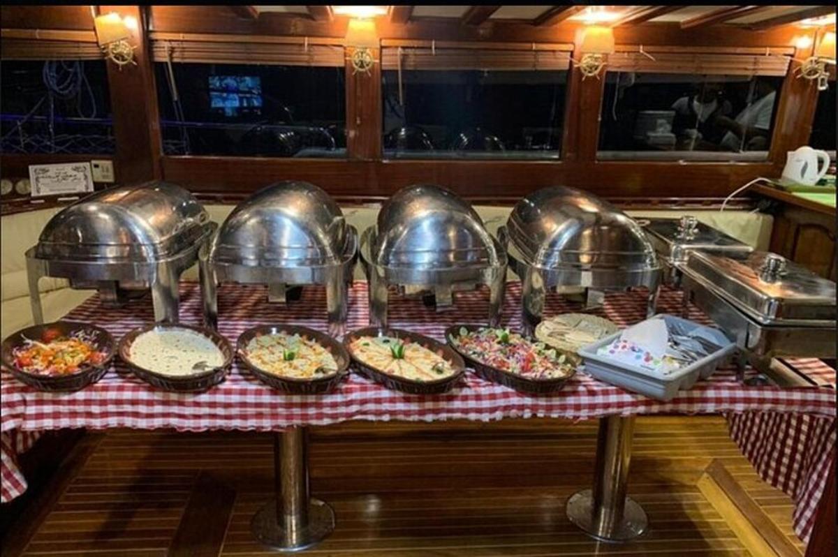 uma mesa com um monte de comida em cima da mesa