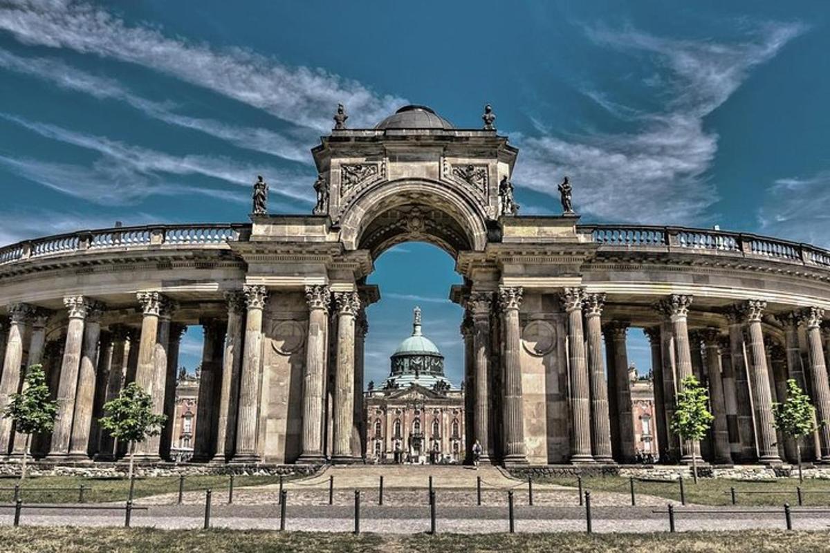 un gran monument amb un edifici al fons